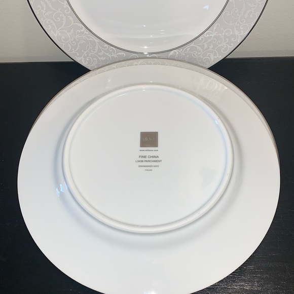 Lot of 4 Mikasa Parchment Dinner plates. Made in Thailand. - Picture 3 of 5